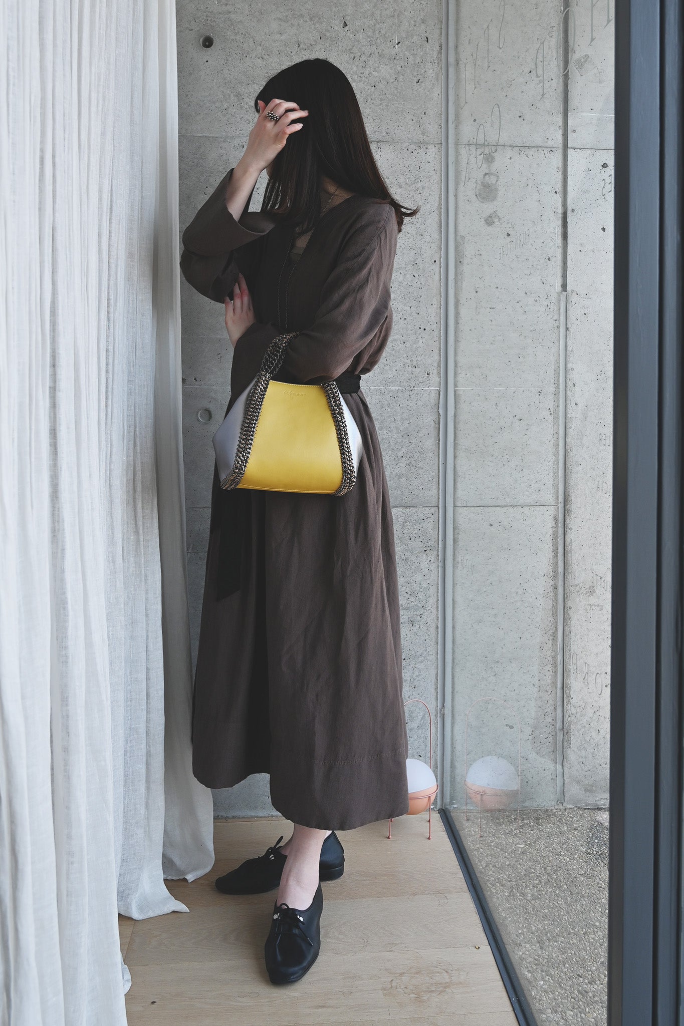 デ・クチュール/de Couture<br>2WAY チェーン レザー トートバッグ S size (ショルダー/ポーチ付)<br> Sun Yellow/Metaric Silver サンイエロー/メタリックシルバー