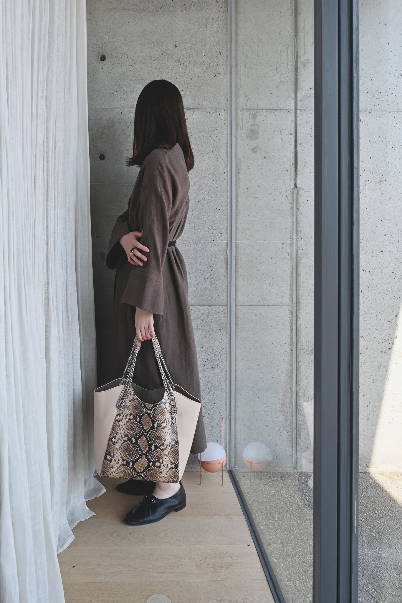 デ・クチュール/de Couture<br>チェーン レザー トートバッグ L size (ポーチ付)<br>Brown Python/Skin Beige パイソン/スキンベージュ