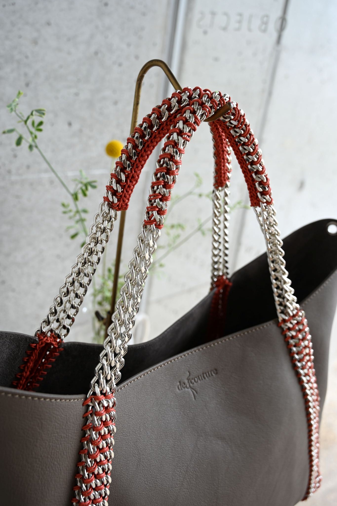 デ・クチュール/de Couture<br>チェーン レザー トートバッグ 横長M size (ポーチ付)<br> Dark Greige ダークグレージュ