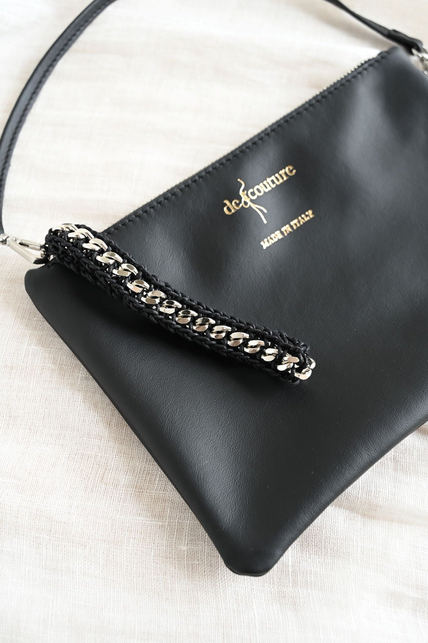 デ・クチュール/de Couture<br>チェーン レザー トートバッグ LL size (ポーチ付)<br>Black / Metallic Black ブラック/メタリックブラック