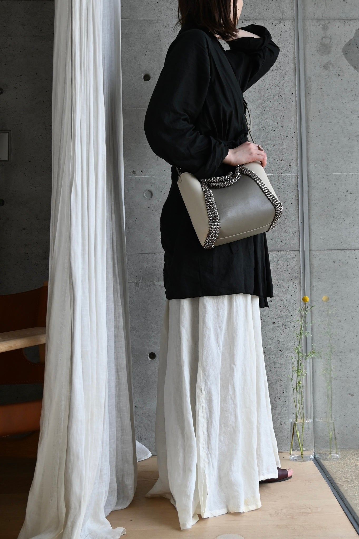 デ・クチュール/de Couture<br>2WAY チェーン レザー トートバッグ S size (ショルダー/ポーチ付)<br> Taupe / Ivory トープ/アイボリー