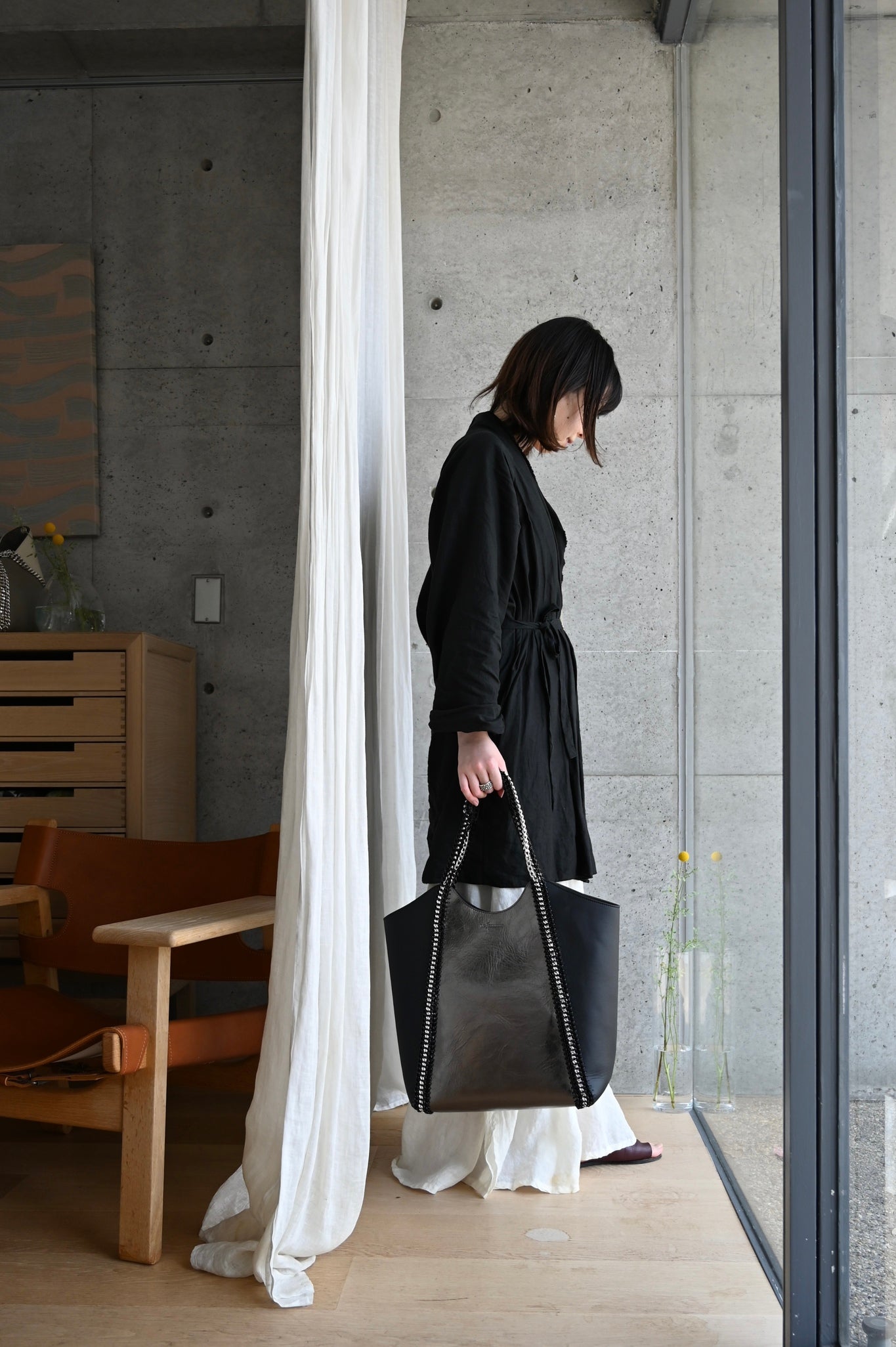 デ・クチュール/de Couture<br>チェーン レザー トートバッグ LL size (ポーチ付)<br>Metallic Black / Black メタリックブラック/ブラック