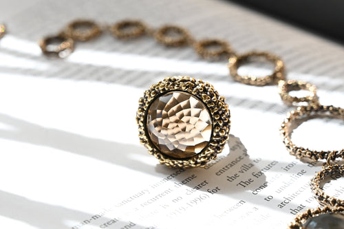 【スモーキークォーツ】吸い込まれるようなブラウンカラー。石言葉や効果について~芦屋セレクトショップAILA~