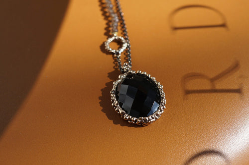 【オニキス】揺るぎない漆黒の石 石言葉や効果について~芦屋セレクトショップAILA~