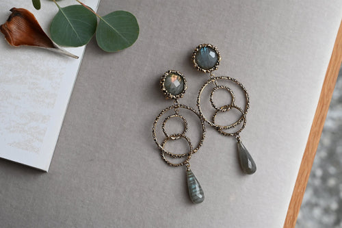 【ラブラドライト】不思議な輝きを放つ石。石言葉と効果について~芦屋セレクトショップAILA~