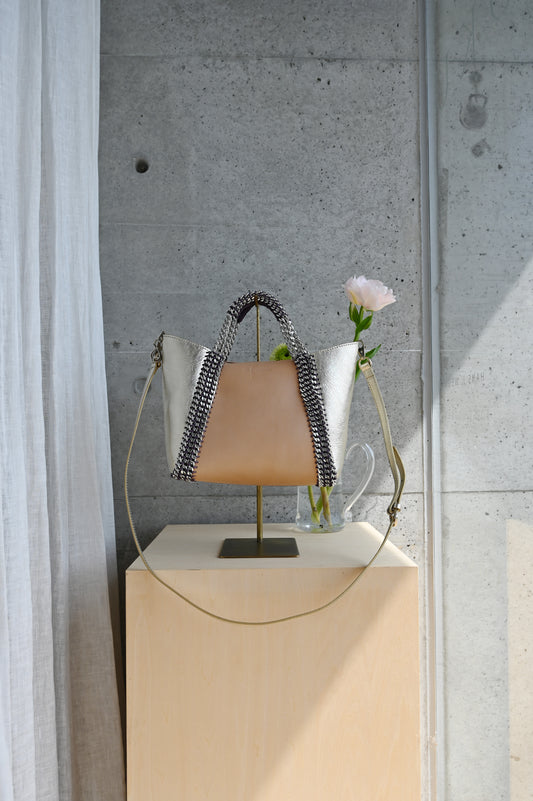 デ・クチュール/de Couture<br>2WAY チェーン レザー トートバッグ S size (ショルダー/ポーチ付)<br> Beige /Metaric Gold ベージュ/メタリックゴールド