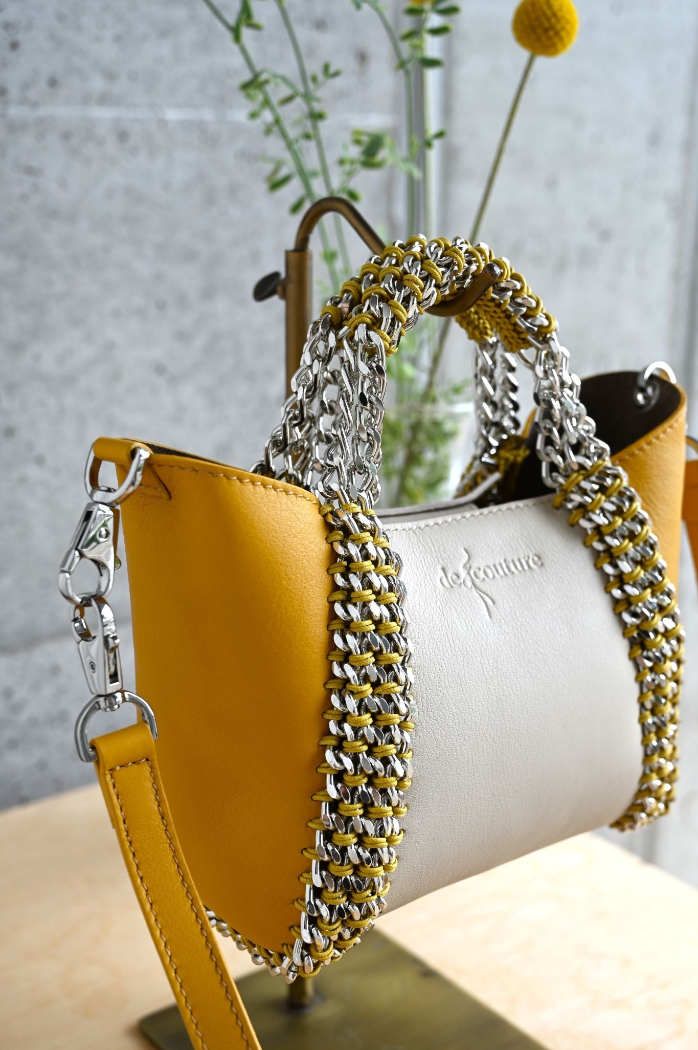 デ・クチュール/de Couture<br>2WAY チェーン レザー トートバッグ SSサイズ (ショルダーベルト付)<br>Ivory / Amber アイボリー/アンバー
