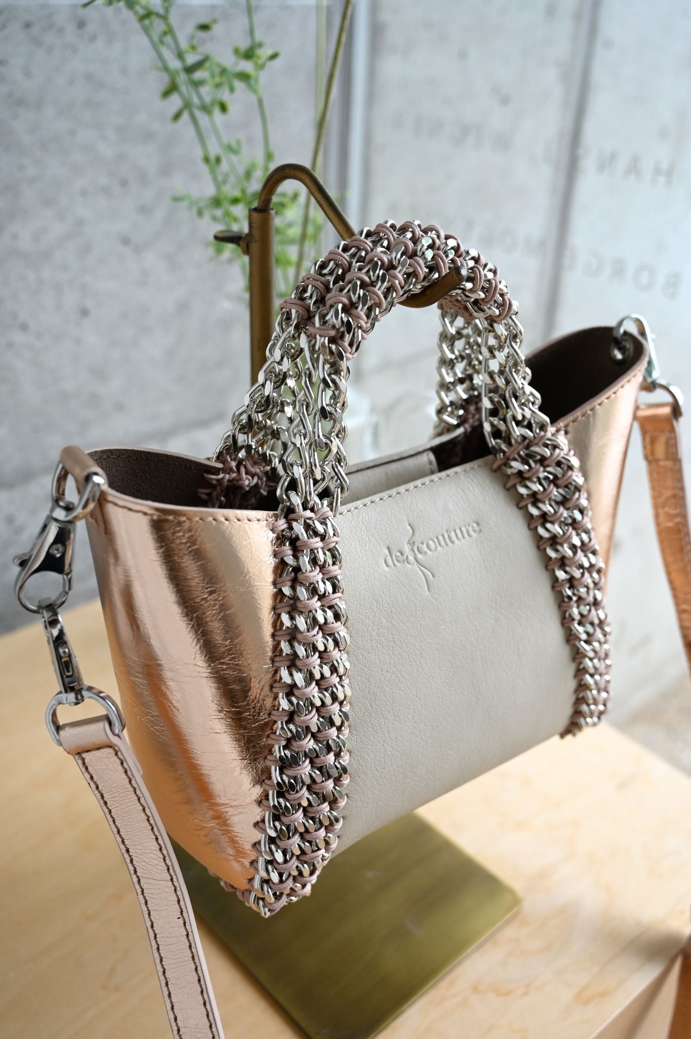 デ・クチュール/de Couture<br>2WAY チェーン レザー トートバッグ SSサイズ (ショルダーベルト付)<br>Ivory / PinkGold アイボリー/ピンクゴールド
