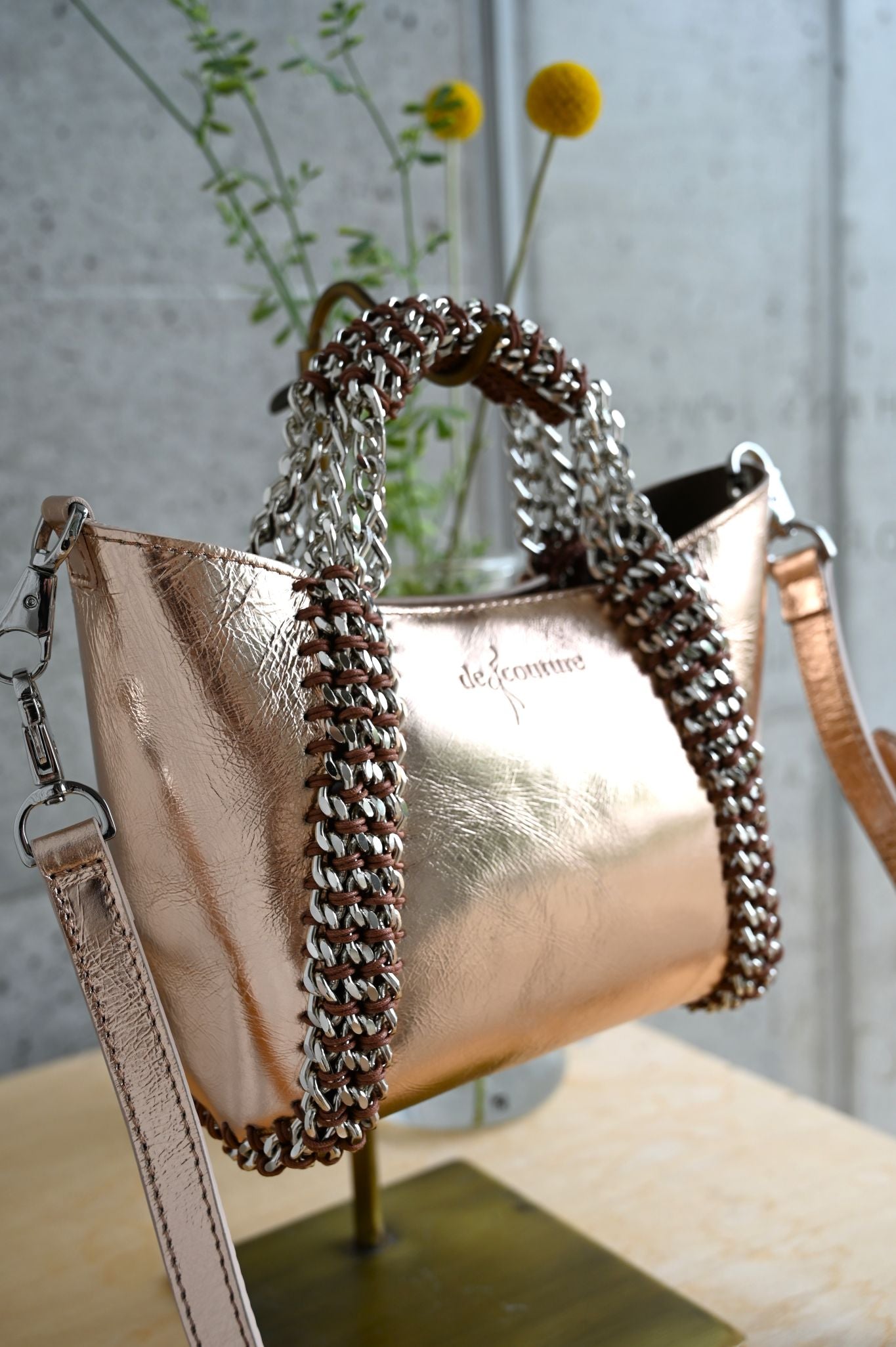 デ・クチュール/de Couture<br>2WAY チェーン レザー トートバッグ SSサイズ (ショルダーベルト付)<br>PinkGold ピンクゴールド