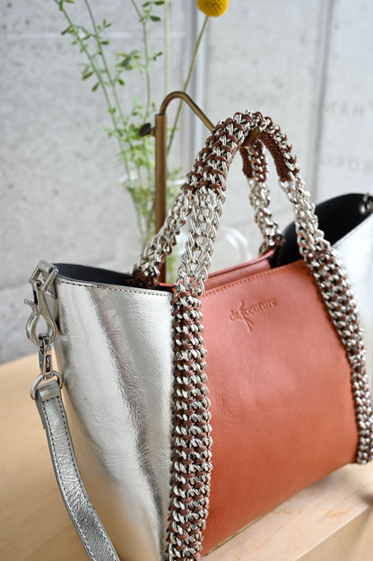 デ・クチュール/de Couture<br>2WAY チェーン レザー トートバッグ S size (ショルダー/ポーチ付)<br>  Rusty / Metalic Silver  ラスティ/メタリックシルバー