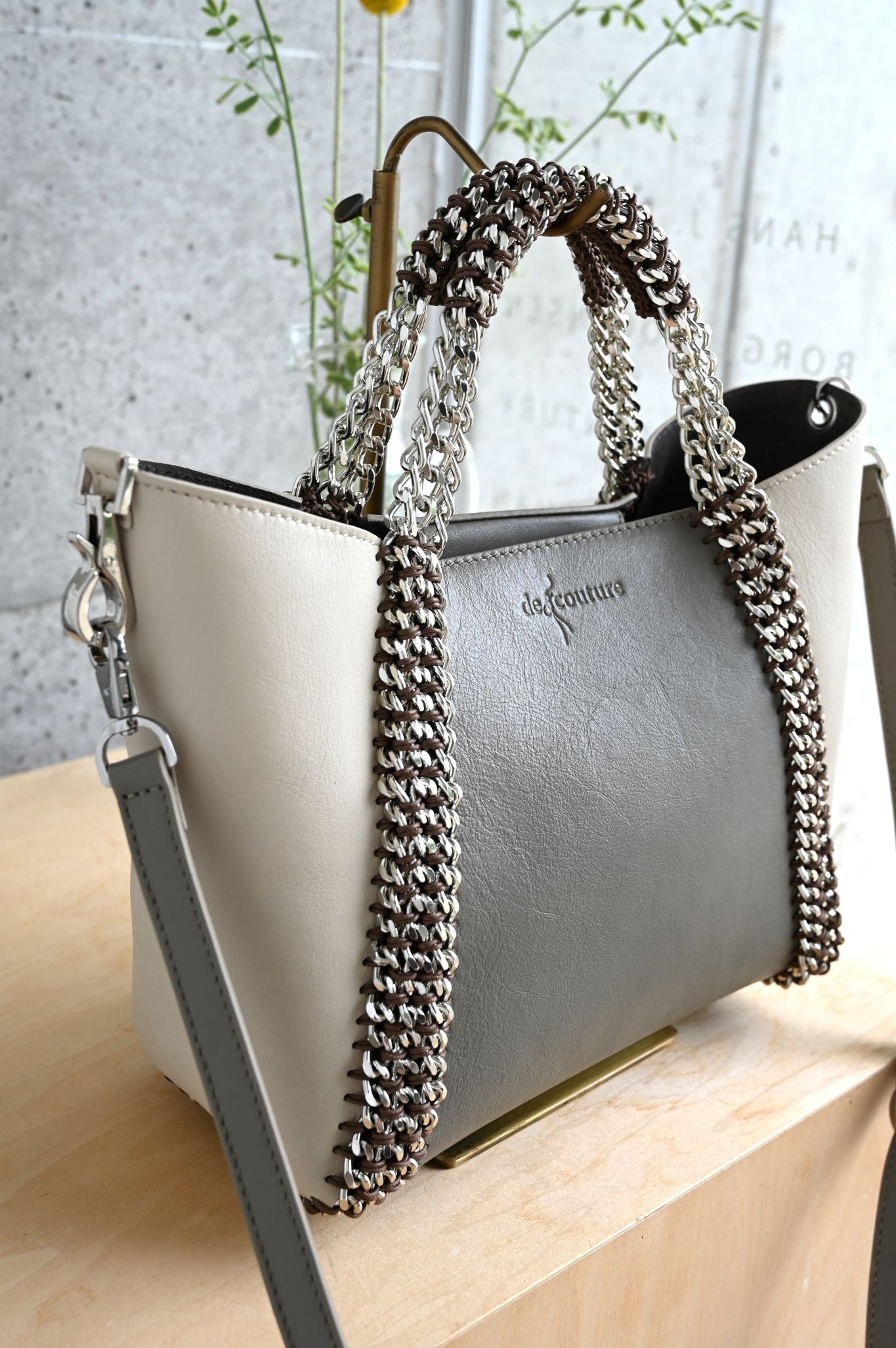デ・クチュール/de Couture<br>2WAY チェーン レザー トートバッグ S size (ショルダー/ポーチ付)<br> Taupe / Ivory トープ/アイボリー