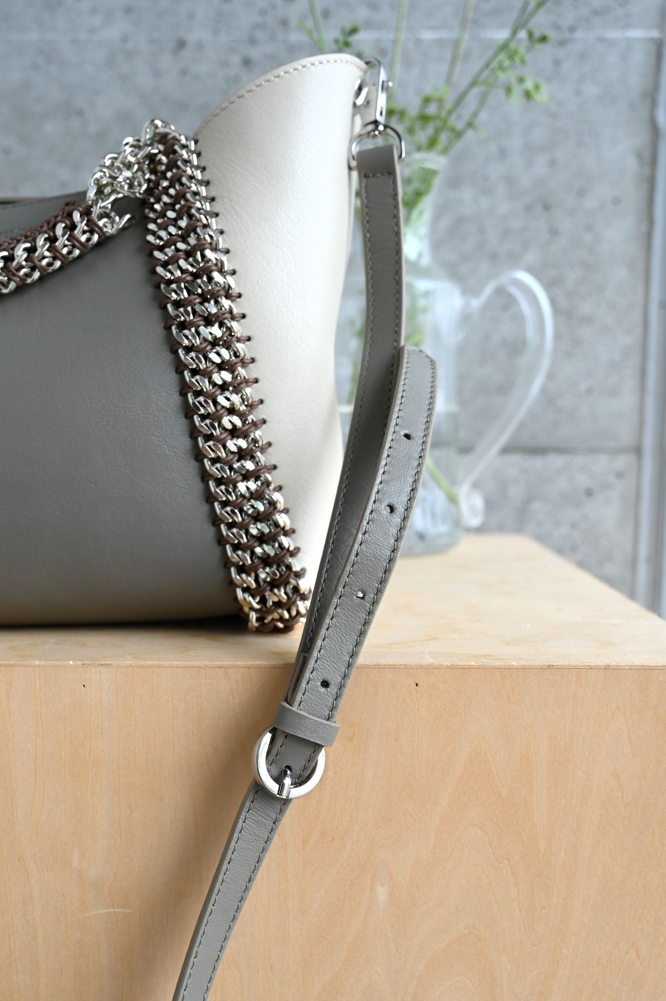 デ・クチュール/de Couture<br>2WAY チェーン レザー トートバッグ S size (ショルダー/ポーチ付)<br> Taupe / Ivory トープ/アイボリー