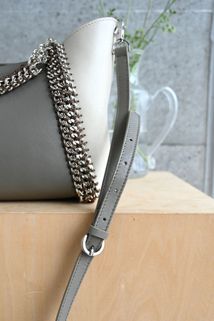 デ・クチュール/de Couture<br>2WAY チェーン レザー トートバッグ S size (ショルダー/ポーチ付)<br> Taupe / Ivory トープ/アイボリー