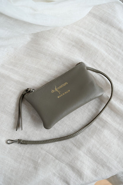 デ・クチュール/de Couture<br>2WAY チェーン レザー トートバッグ S size (ショルダー/ポーチ付)<br> Taupe / Ivory トープ/アイボリー