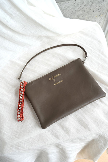 デ・クチュール/de Couture<br>チェーン レザー トートバッグ  横長M size (ポーチ付)<br> Dark Greige　ダークグレージュ
