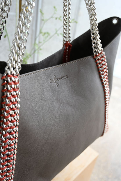 デ・クチュール/de Couture<br>チェーン レザー トートバッグ  横長M size (ポーチ付)<br> Dark Greige　ダークグレージュ