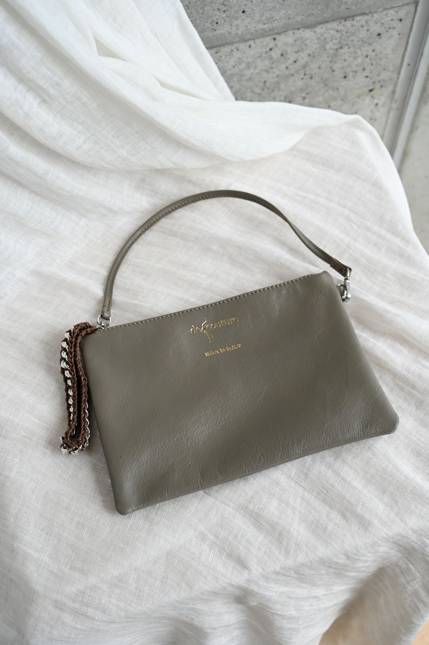デ・クチュール/de Couture<br>チェーン レザー トートバッグ  横長M size (ポーチ付)<br> Taupe / Ivory　トープ/アイボリー