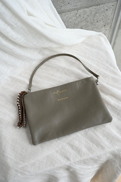 デ・クチュール/de Couture<br>チェーン レザー トートバッグ  横長M size (ポーチ付)<br> Taupe / Ivory　トープ/アイボリー