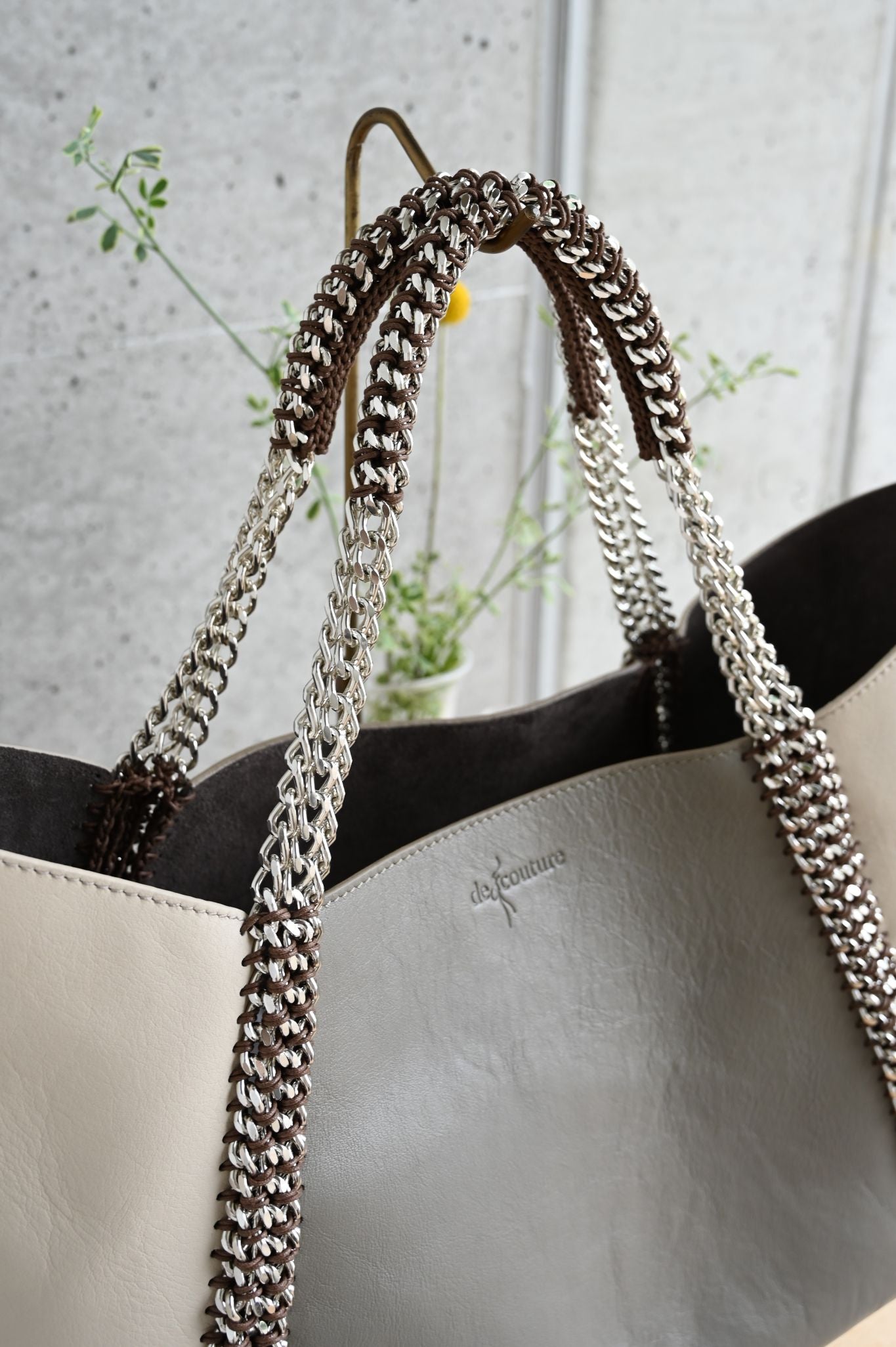 デ・クチュール/de Couture<br>チェーン レザー トートバッグ  横長M size (ポーチ付)<br> Taupe / Ivory　トープ/アイボリー