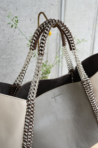 デ・クチュール/de Couture<br>チェーン レザー トートバッグ  横長M size (ポーチ付)<br> Taupe / Ivory　トープ/アイボリー