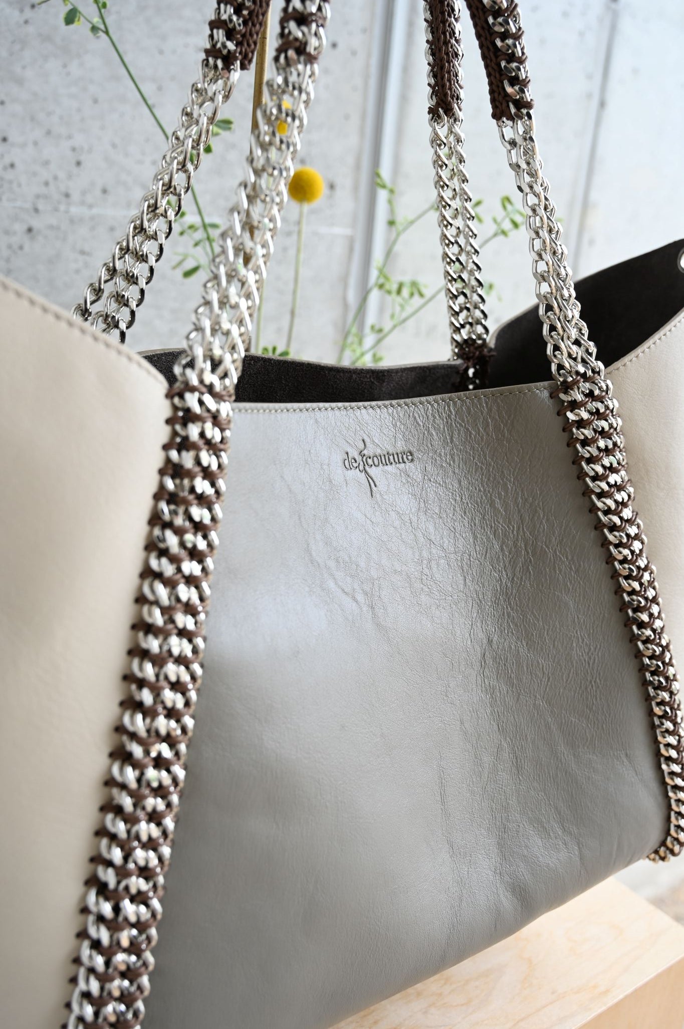 デ・クチュール/de Couture<br>チェーン レザー トートバッグ  横長M size (ポーチ付)<br> Taupe / Ivory　トープ/アイボリー