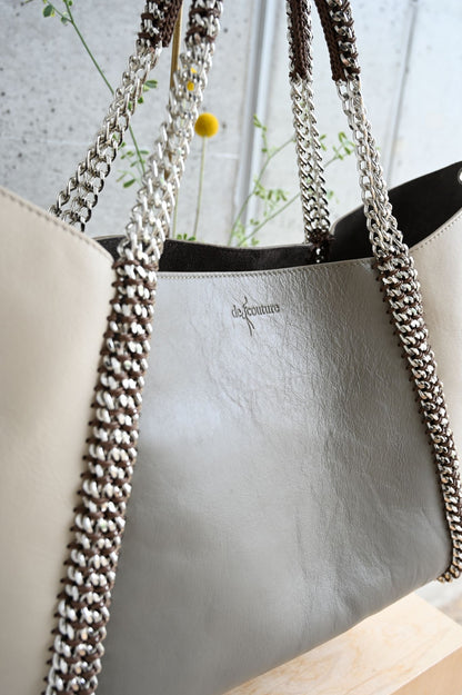 デ・クチュール/de Couture<br>チェーン レザー トートバッグ  横長M size (ポーチ付)<br> Taupe / Ivory　トープ/アイボリー