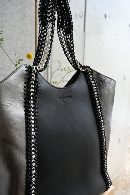 デ・クチュール/de Couture<br>チェーン レザー トートバッグ  LL size (ポーチ付)<br>Black / Metallic Black ブラック/メタリックブラック