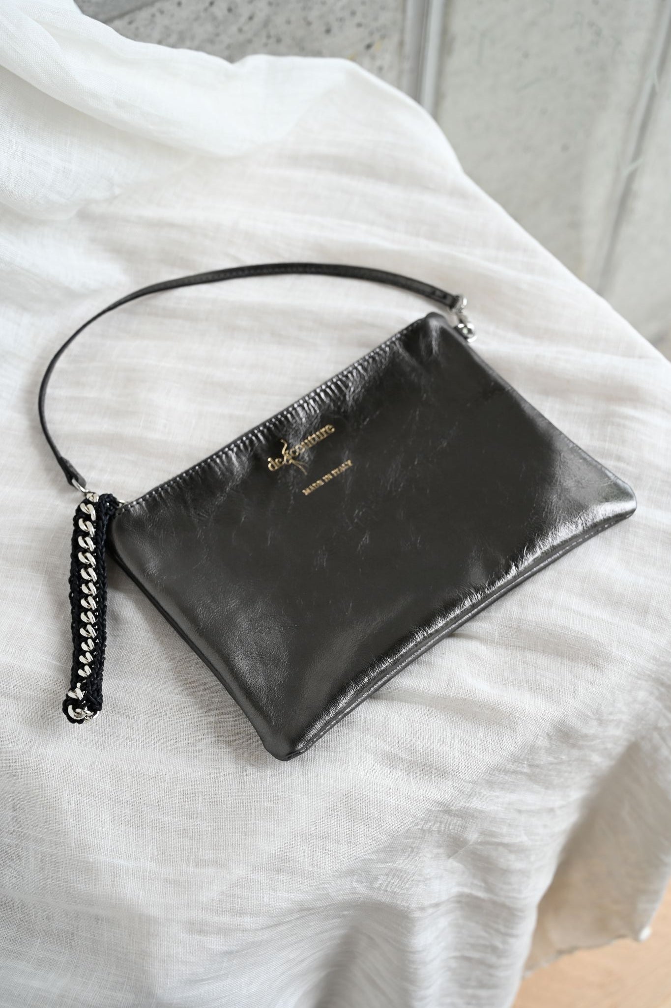 デ・クチュール/de Couture<br>チェーン レザー トートバッグ  LL size (ポーチ付)<br>Metallic Black / Black メタリックブラック/ブラック