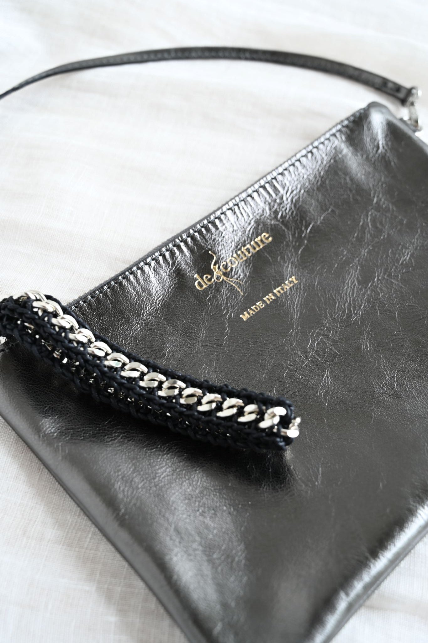 デ・クチュール/de Couture<br>チェーン レザー トートバッグ  LL size (ポーチ付)<br>Metallic Black / Black メタリックブラック/ブラック