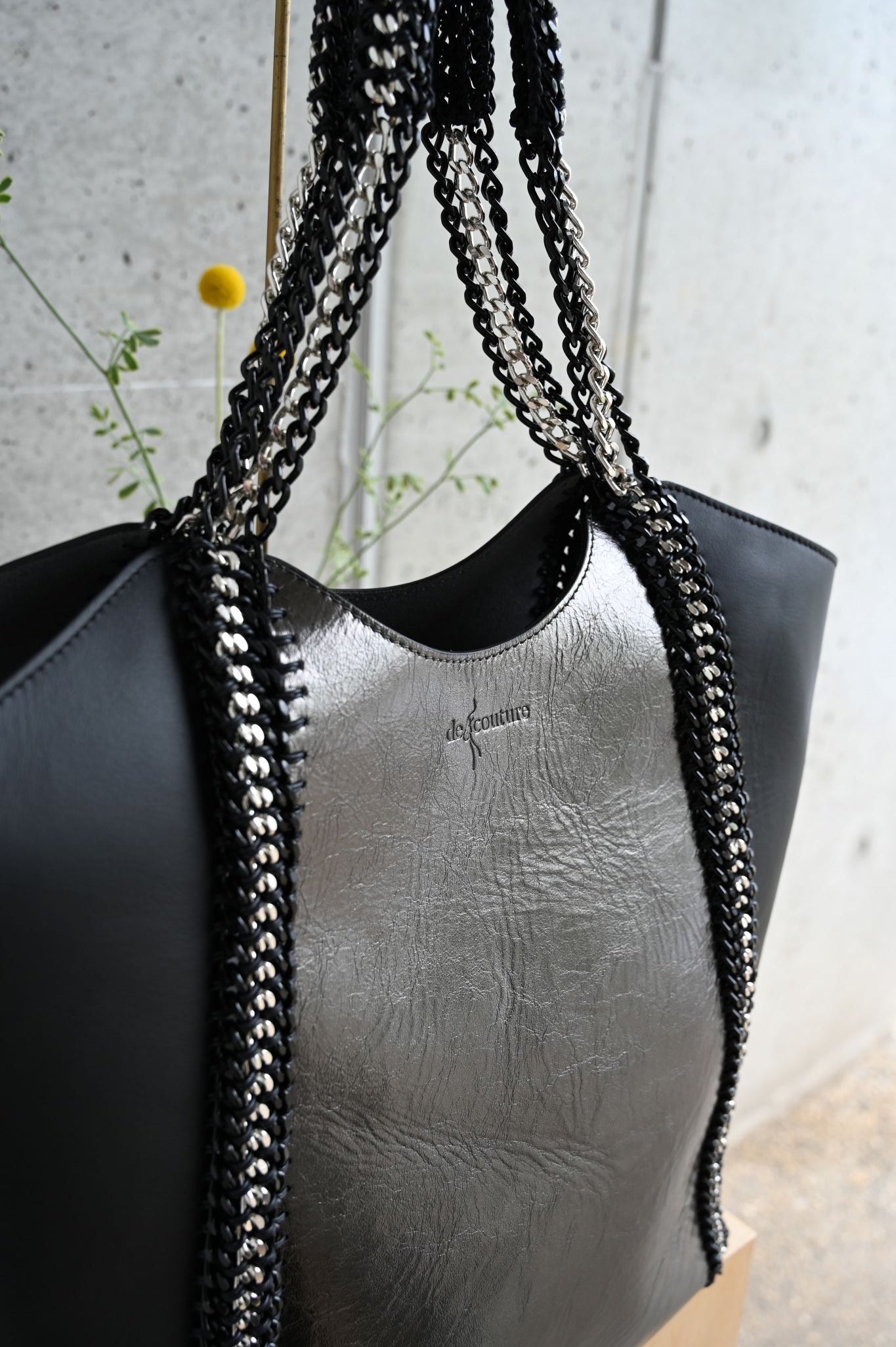 デ・クチュール/de Couture<br>チェーン レザー トートバッグ  LL size (ポーチ付)<br>Metallic Black / Black メタリックブラック/ブラック