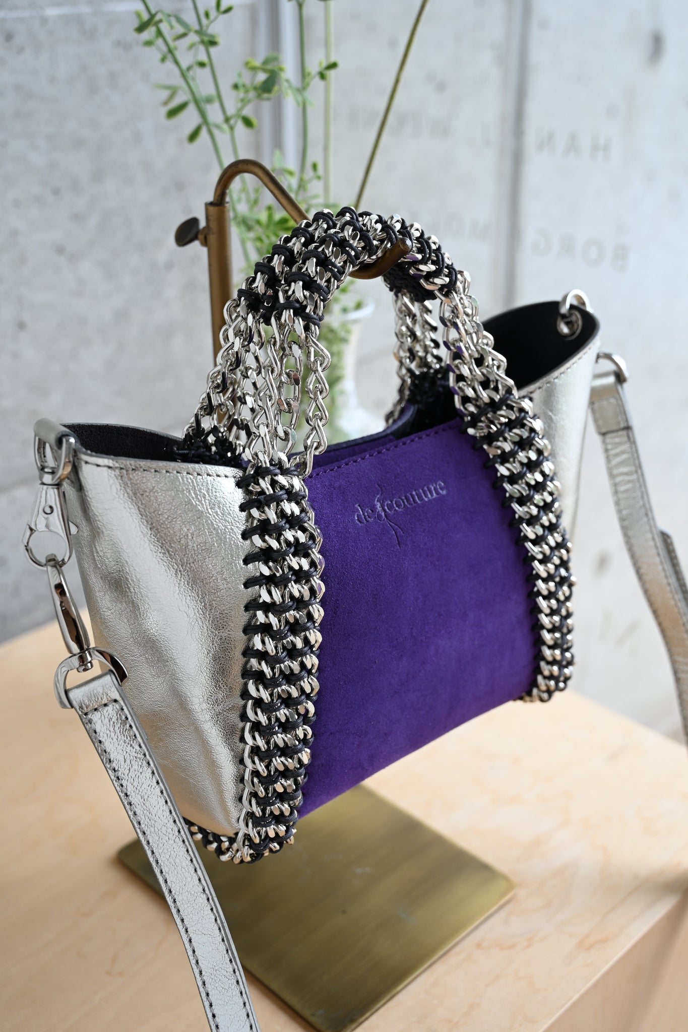 デ・クチュール/de Couture<br>2WAY チェーン レザー トートバッグ SSサイズ (ショルダーベルト付)<br>Violet Swede/Metalic Silver バイオレットスエード/メタリックシルバー