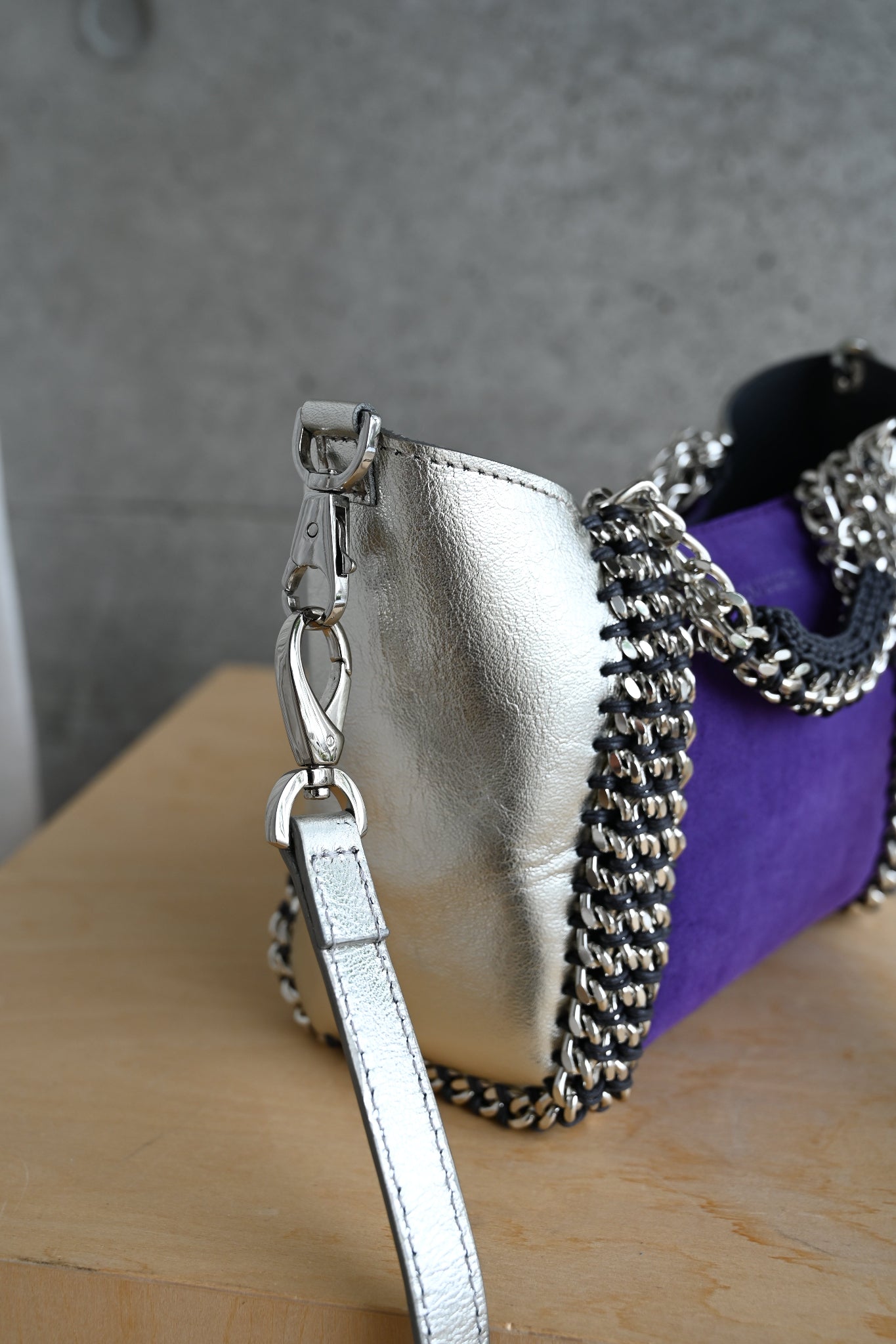 デ・クチュール/de Couture<br>2WAY チェーン レザー トートバッグ SSサイズ (ショルダーベルト付)<br>Violet Swede/Metalic Silver バイオレットスエード/メタリックシルバー