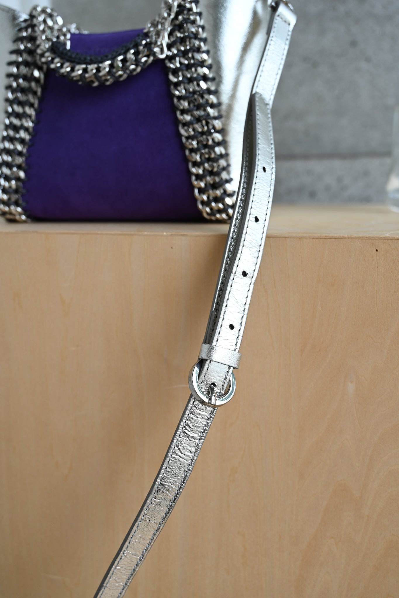 デ・クチュール/de Couture<br>2WAY チェーン レザー トートバッグ SSサイズ (ショルダーベルト付)<br>Violet Swede/Metalic Silver バイオレットスエード/メタリックシルバー