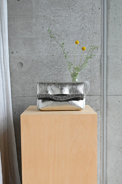 デ・クチュール/de Couture<br>クラッチバッグ（ショルダーベルト付） <br> Metalic Silver メタリックシルバー