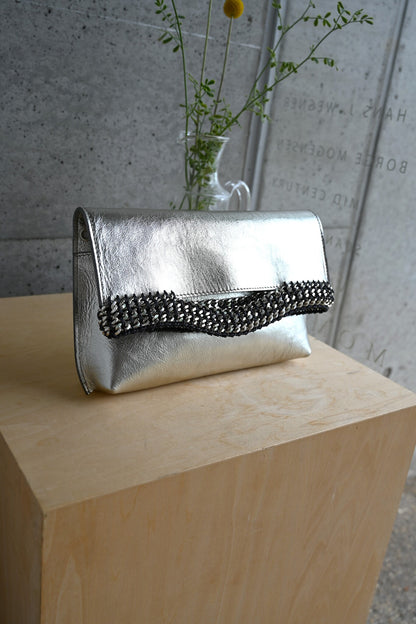 デ・クチュール/de Couture<br>クラッチバッグ（ショルダーベルト付） <br> Metalic Silver メタリックシルバー