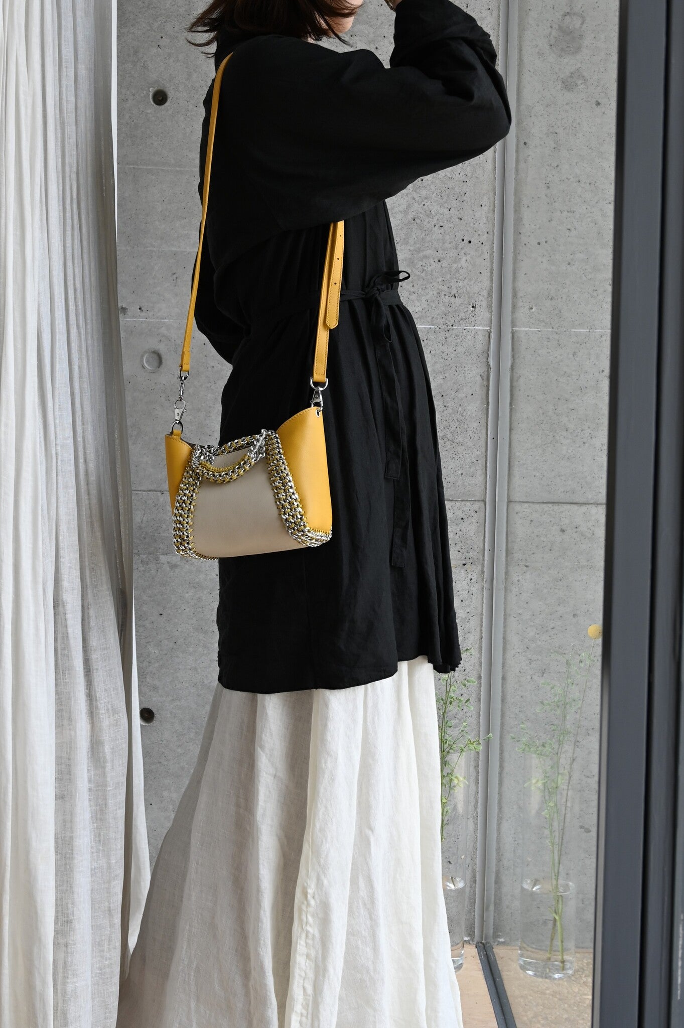デ・クチュール/de Couture<br>2WAY チェーン レザー トートバッグ SSサイズ (ショルダーベルト付)<br>Ivory / Amber アイボリー/アンバー
