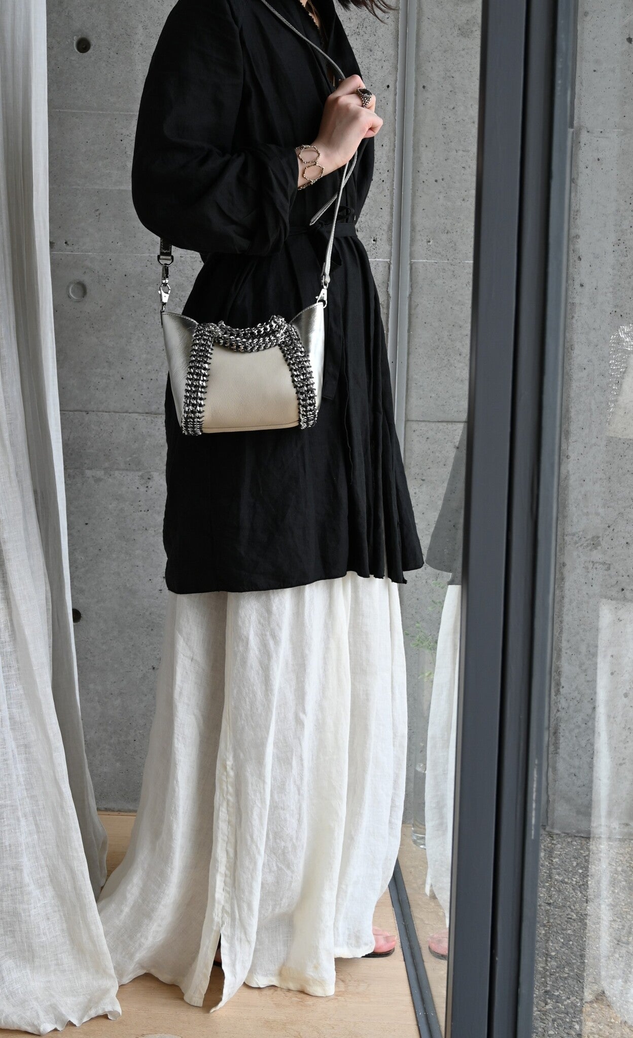デ・クチュール/de Couture<br>2WAY チェーン レザー トートバッグ SSサイズ (ショルダーベルト付)<br>Ivory / Metalic Silver アイボリー/メタリックシルバー