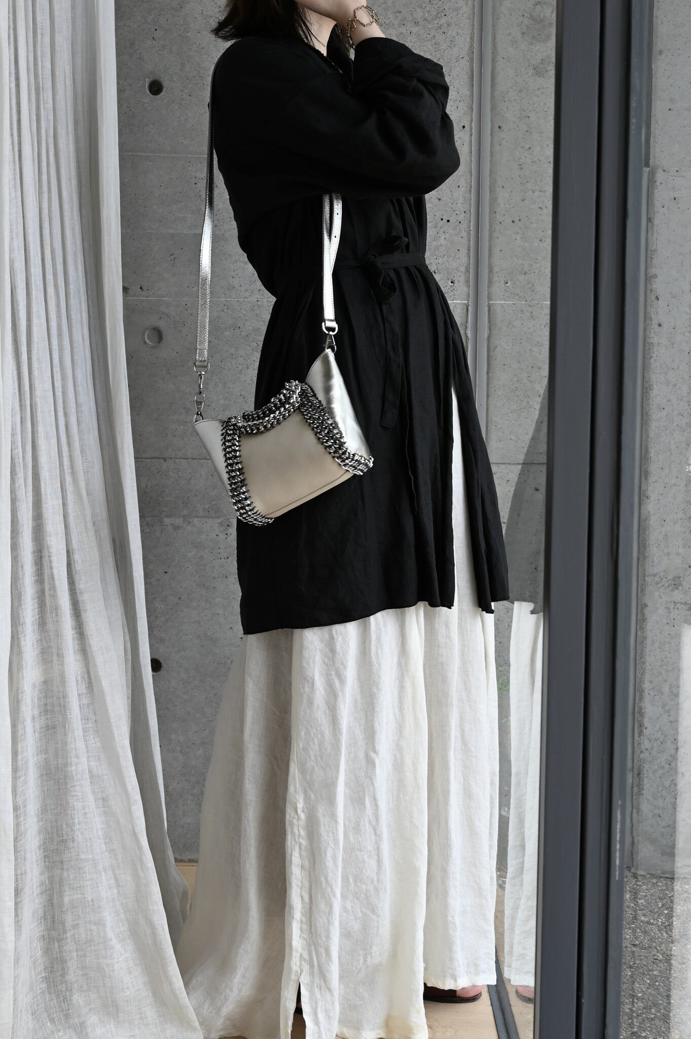 デ・クチュール/de Couture<br>2WAY チェーン レザー トートバッグ SSサイズ (ショルダーベルト付)<br>Ivory / Metalic Silver アイボリー/メタリックシルバー