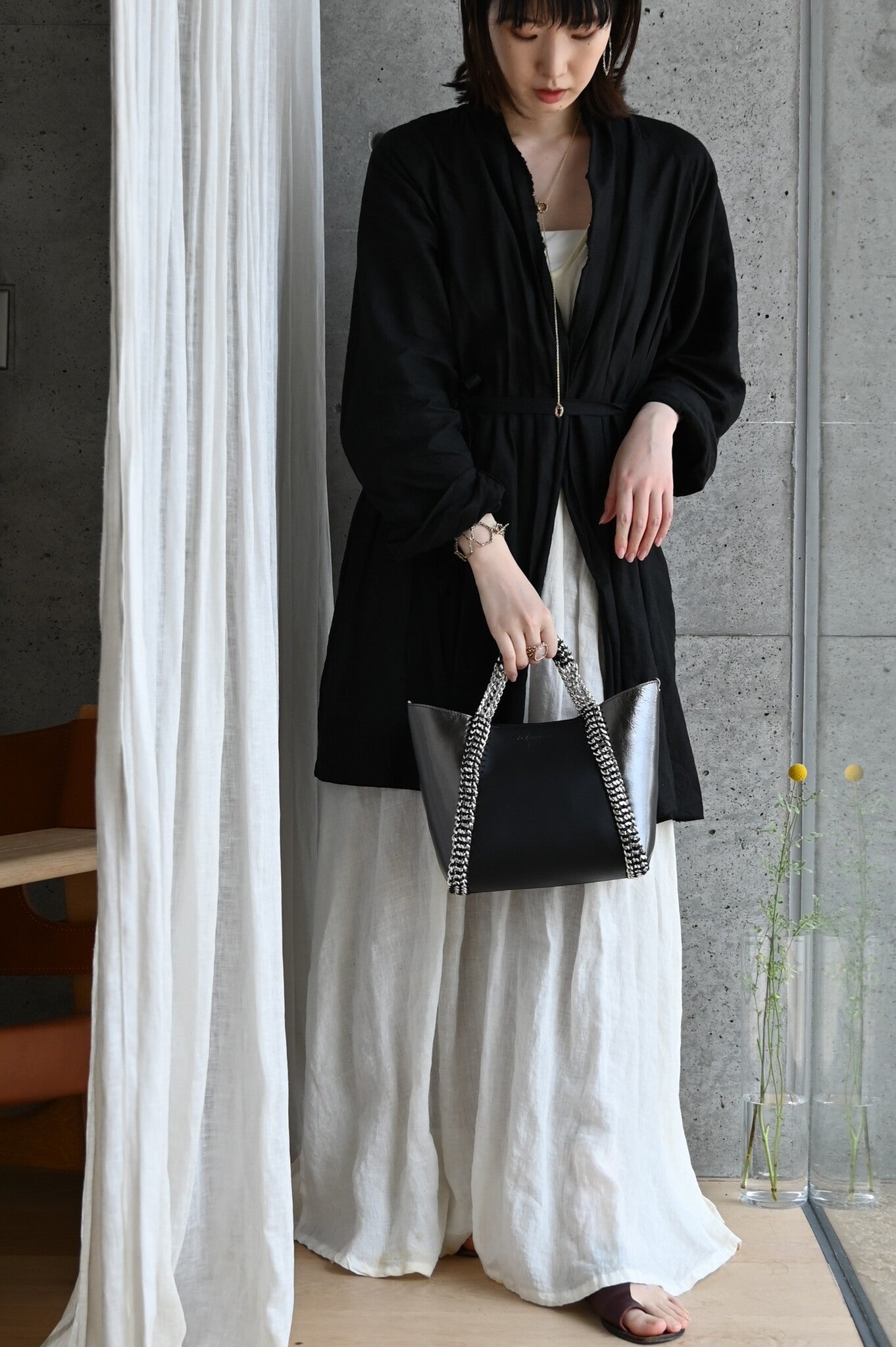 デ・クチュール/de Couture<br>2WAY チェーン レザー トートバッグ S size (ショルダー/ポーチ付)<br> Black /Metalic Brack ブラック/メタリックブラック （チェーン：シルバーカラー）