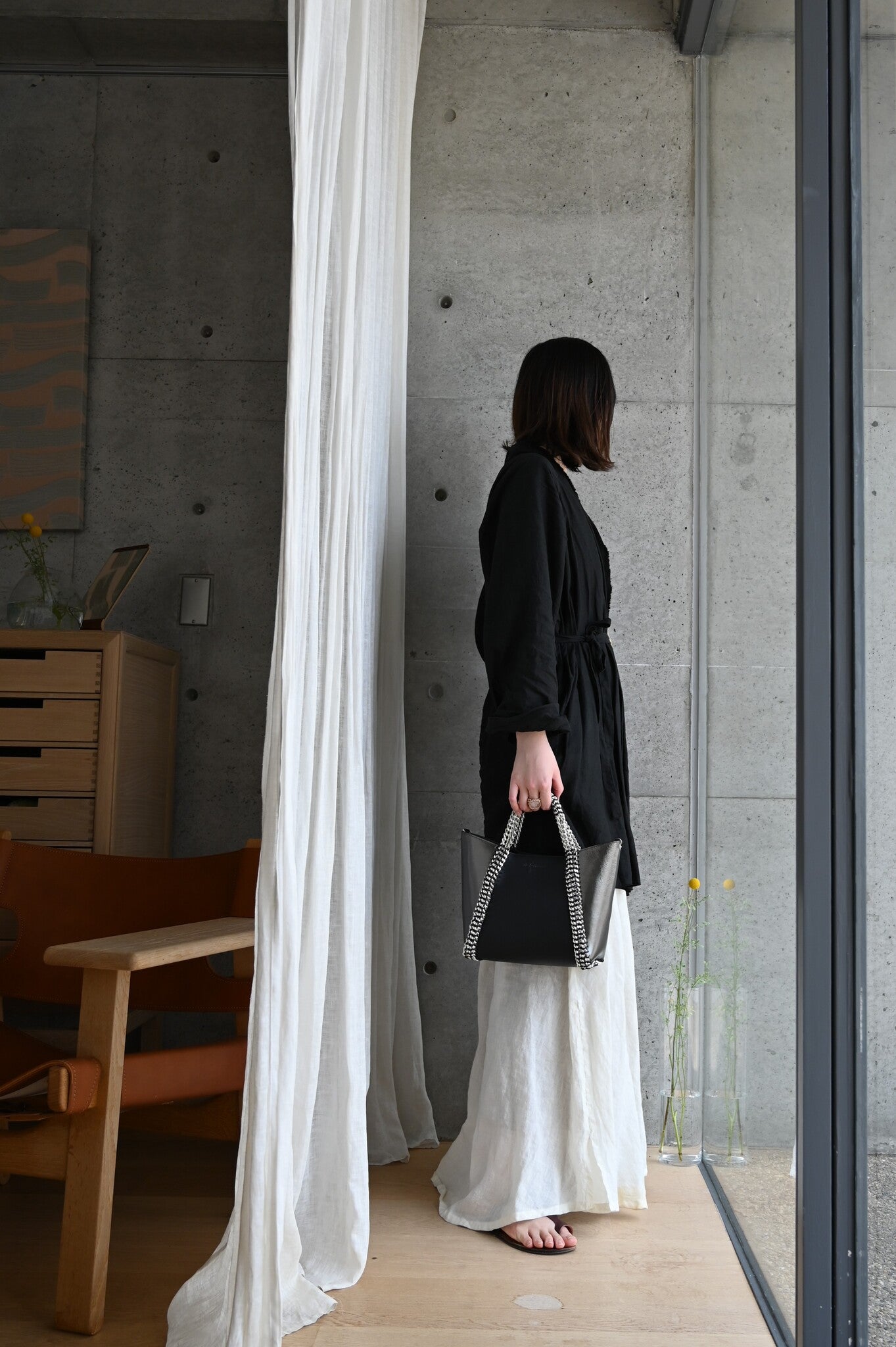 デ・クチュール/de Couture<br>2WAY チェーン レザー トートバッグ S size (ショルダー/ポーチ付)<br> Black /Metalic Brack ブラック/メタリックブラック （チェーン：シルバーカラー）