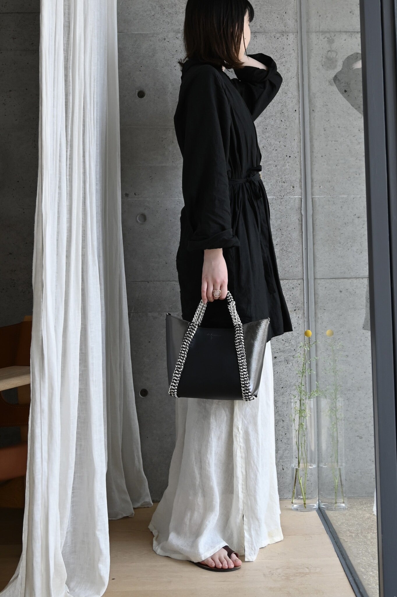 デ・クチュール/de Couture<br>2WAY チェーン レザー トートバッグ S size (ショルダー/ポーチ付)<br> Black /Metalic Brack ブラック/メタリックブラック （チェーン：シルバーカラー）