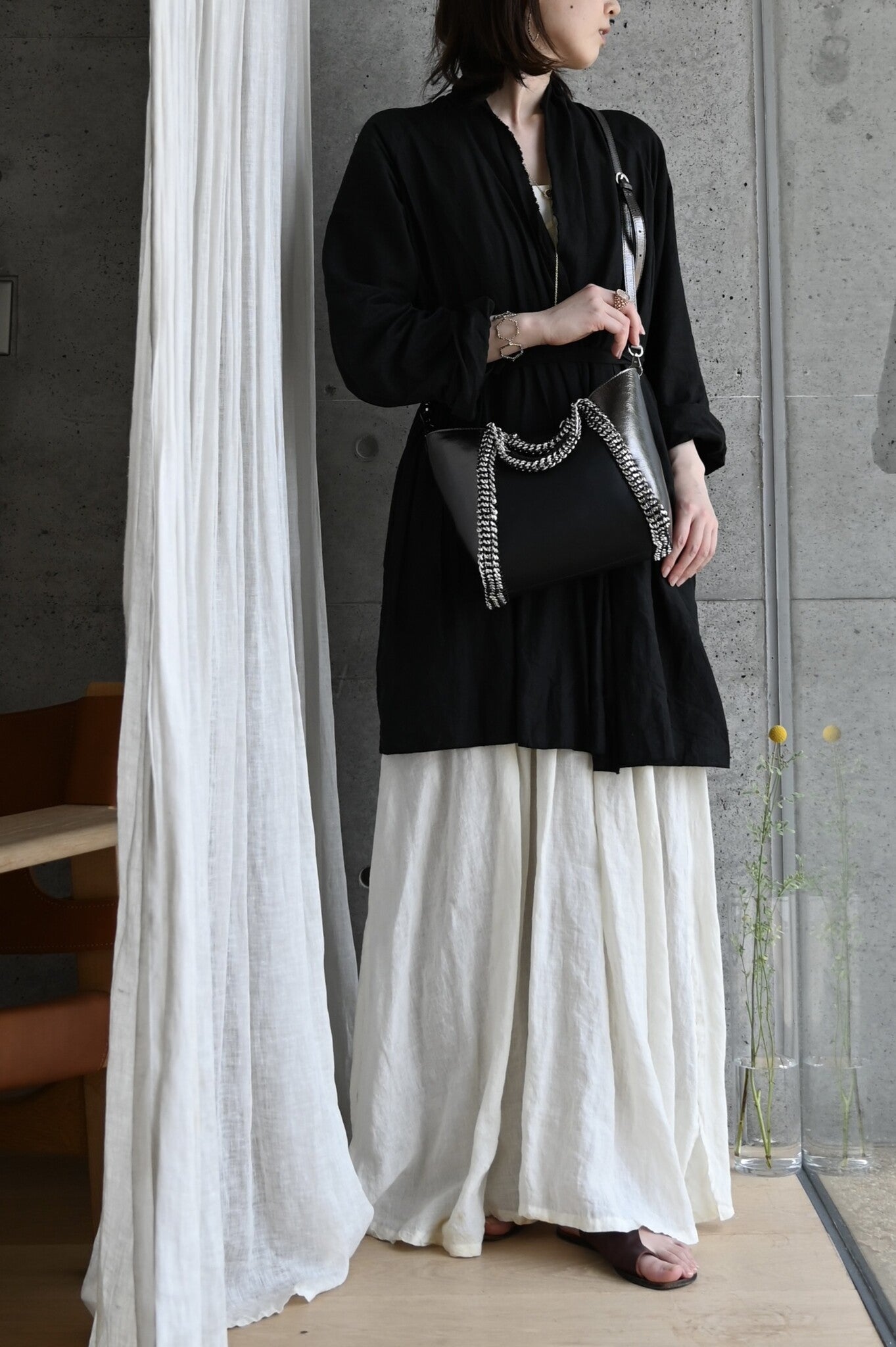 デ・クチュール/de Couture<br>2WAY チェーン レザー トートバッグ S size (ショルダー/ポーチ付)<br> Black /Metalic Brack ブラック/メタリックブラック （チェーン：シルバーカラー）