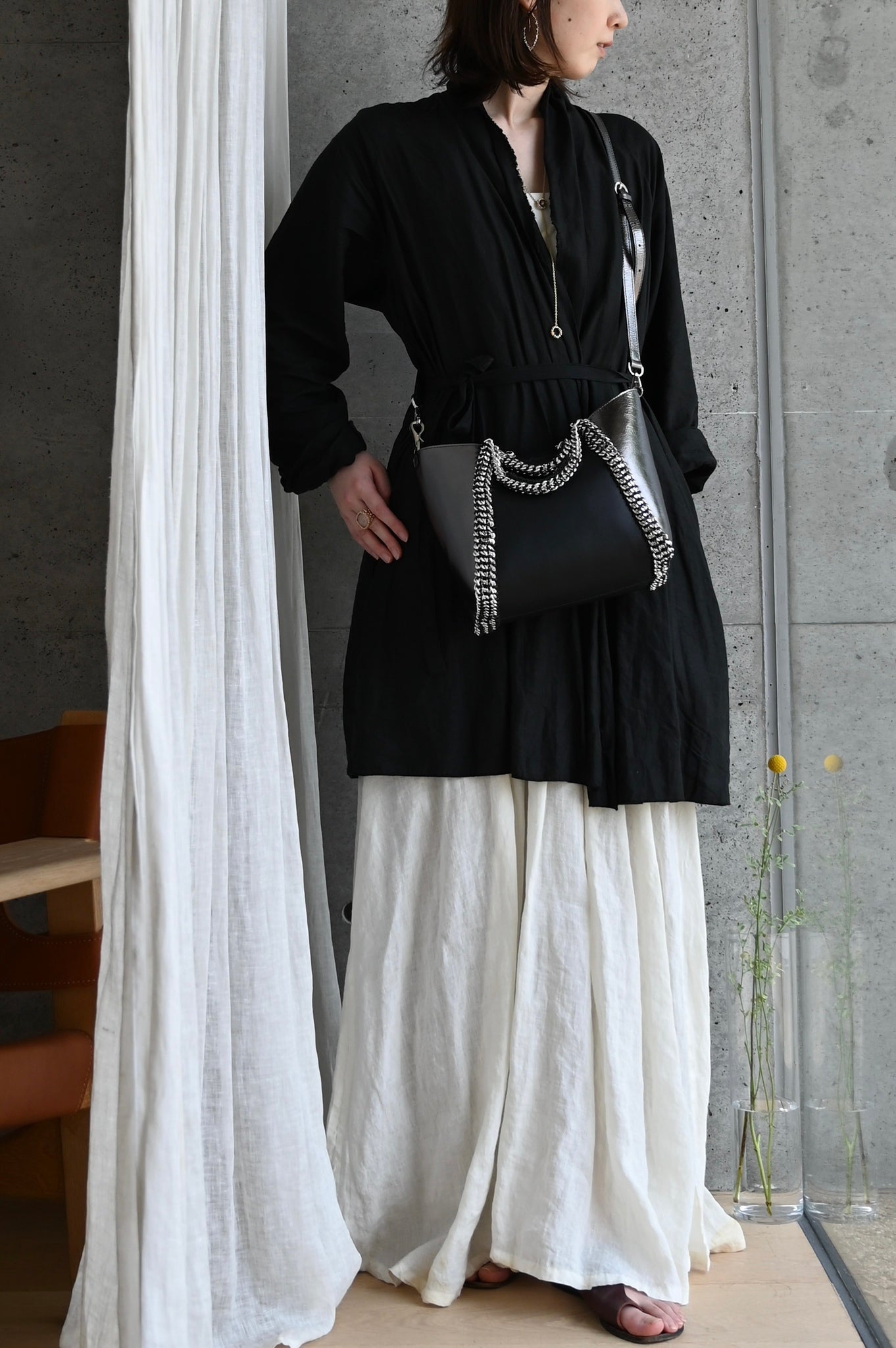 デ・クチュール/de Couture<br>2WAY チェーン レザー トートバッグ S size (ショルダー/ポーチ付)<br> Black /Metalic Brack ブラック/メタリックブラック （チェーン：シルバーカラー）