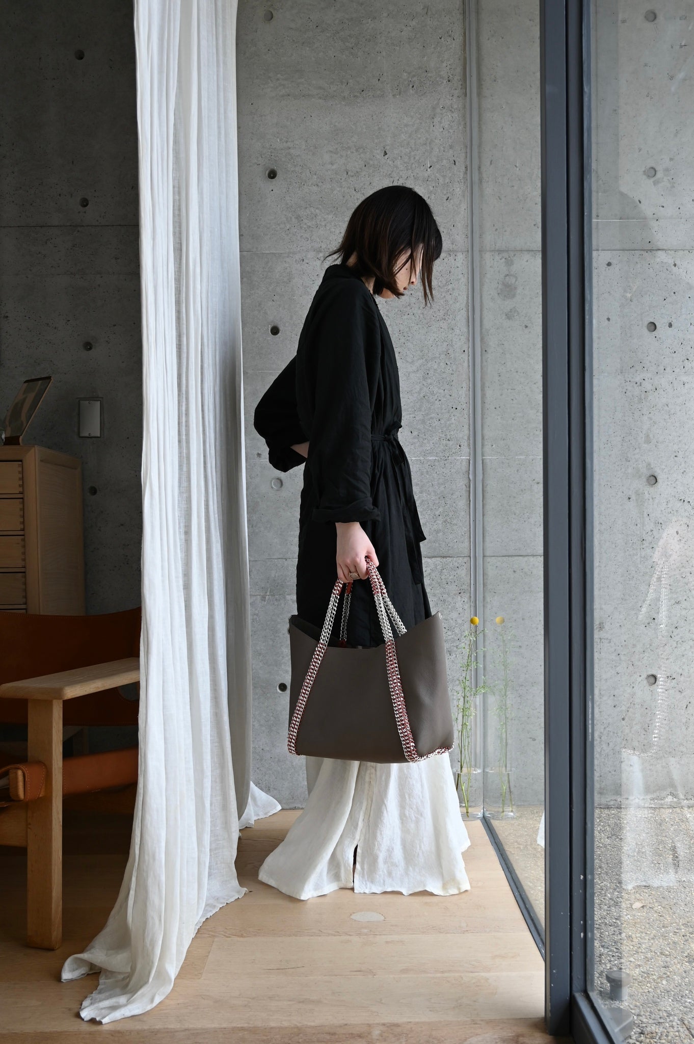 デ・クチュール/de Couture<br>チェーン レザー トートバッグ  横長M size (ポーチ付)<br> Dark Greige　ダークグレージュ
