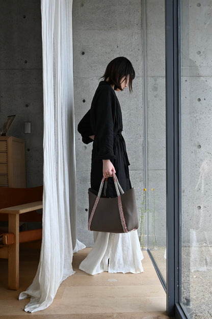 デ・クチュール/de Couture<br>チェーン レザー トートバッグ  横長M size (ポーチ付)<br> Dark Greige　ダークグレージュ