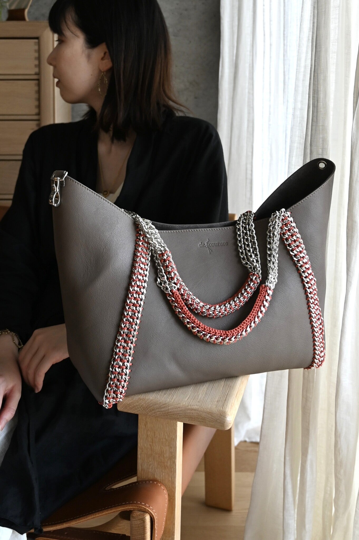 デ・クチュール/de Couture<br>チェーン レザー トートバッグ  横長M size (ポーチ付)<br> Dark Greige　ダークグレージュ