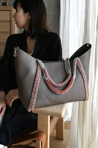 デ・クチュール/de Couture<br>チェーン レザー トートバッグ  横長M size (ポーチ付)<br> Dark Greige　ダークグレージュ
