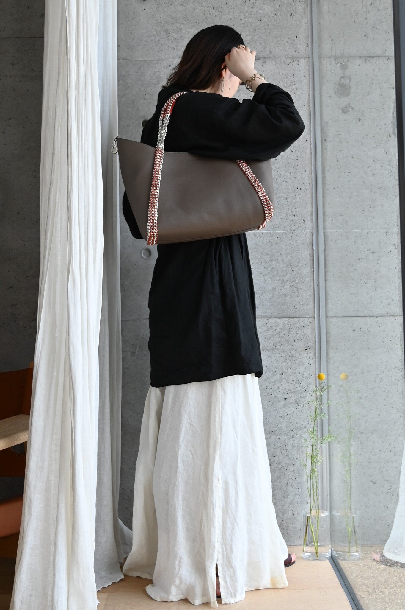 デ・クチュール/de Couture<br>チェーン レザー トートバッグ  横長M size (ポーチ付)<br> Dark Greige　ダークグレージュ