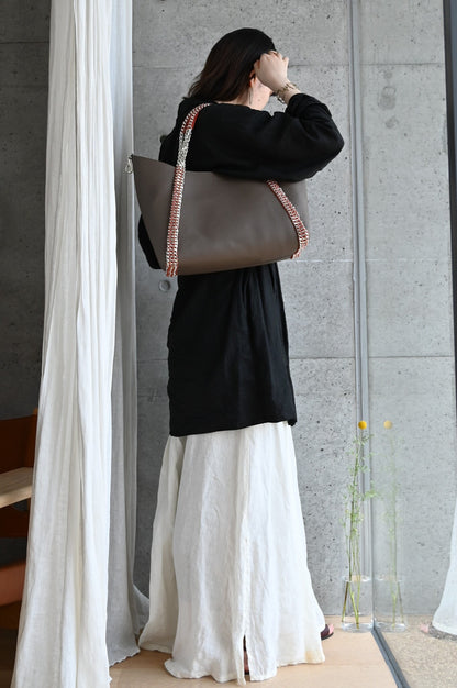 デ・クチュール/de Couture<br>チェーン レザー トートバッグ  横長M size (ポーチ付)<br> Dark Greige　ダークグレージュ