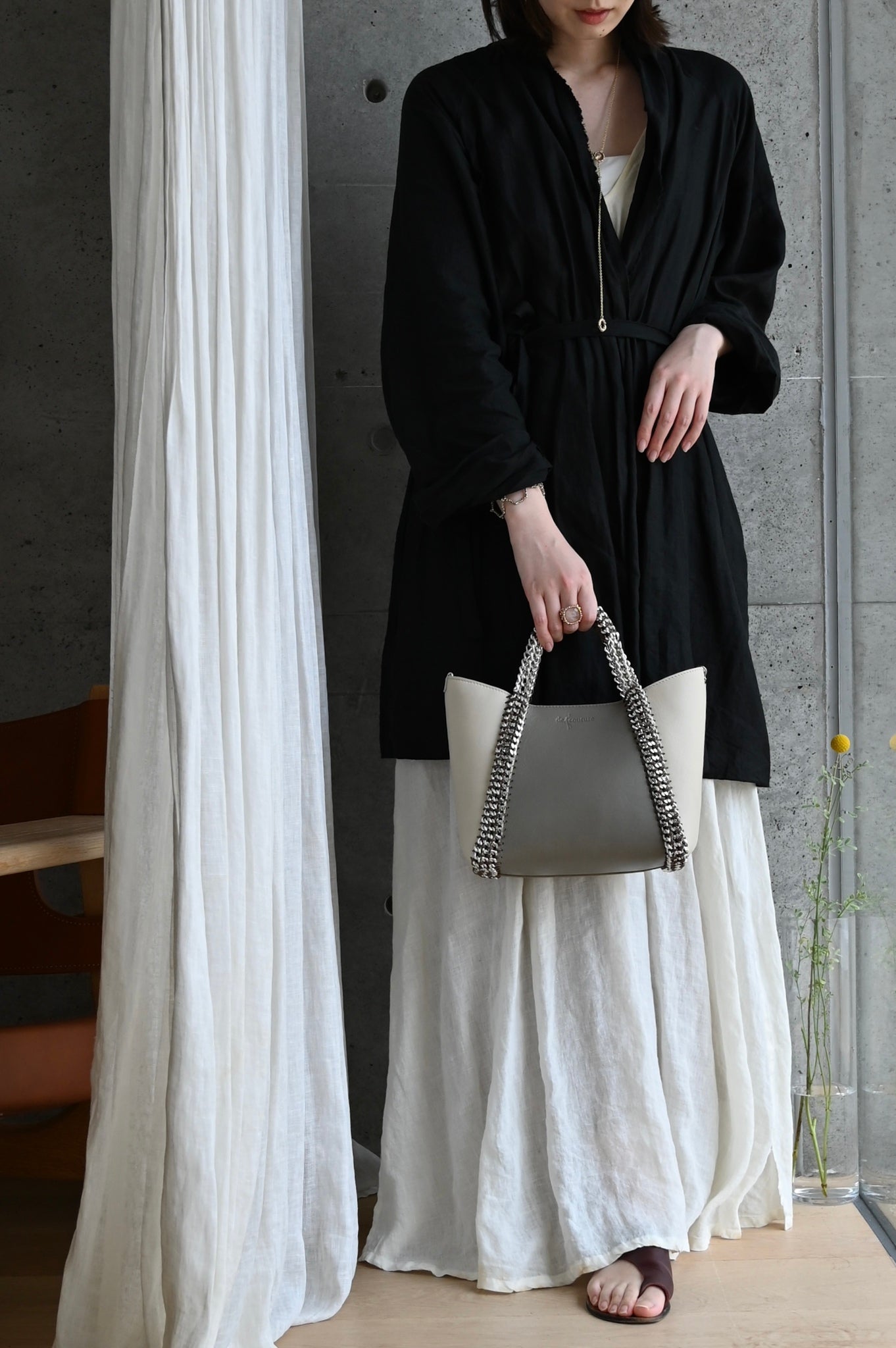 デ・クチュール/de Couture<br>2WAY チェーン レザー トートバッグ S size (ショルダー/ポーチ付)<br> Taupe / Ivory トープ/アイボリー
